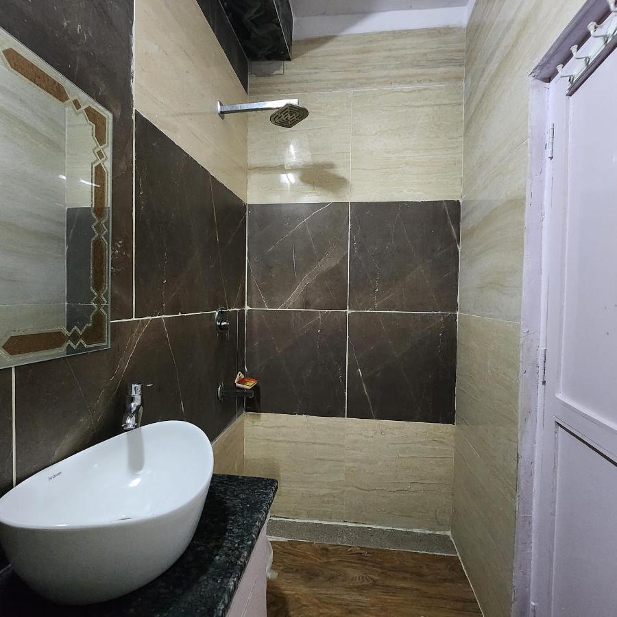 Hotel Royal Afghan New Delhi Bagian luar foto