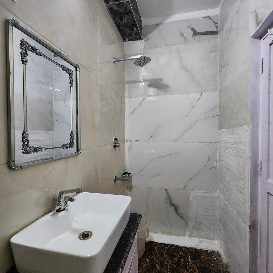 Hotel Royal Afghan New Delhi Bagian luar foto