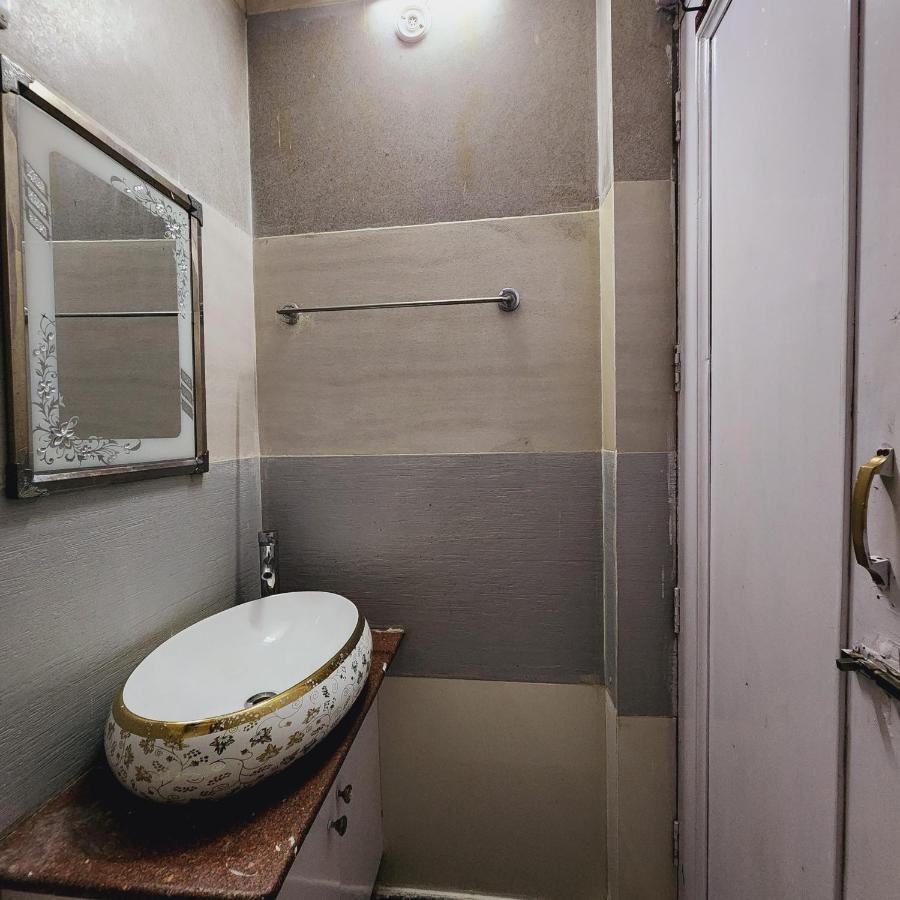 Hotel Royal Afghan New Delhi Bagian luar foto